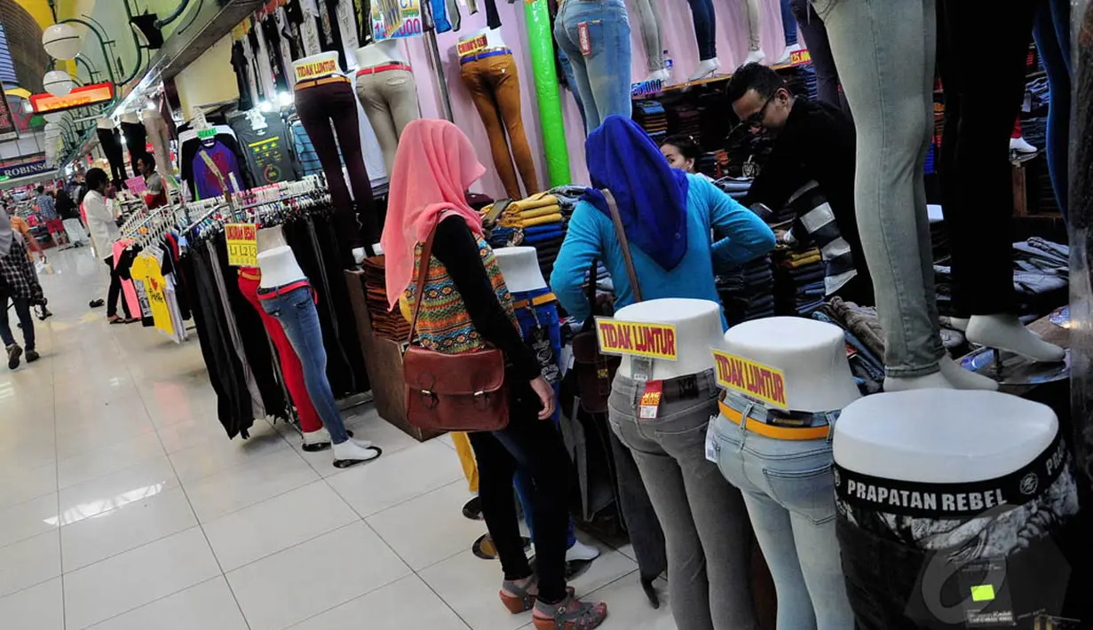 Di kawasan Blok M aktivitas sejumlah pedagang telah dimulai kembali usai libur Lebaran, Jakarta, Jumat (1/8/14). (Liputan6.com/Faizal Fanani)