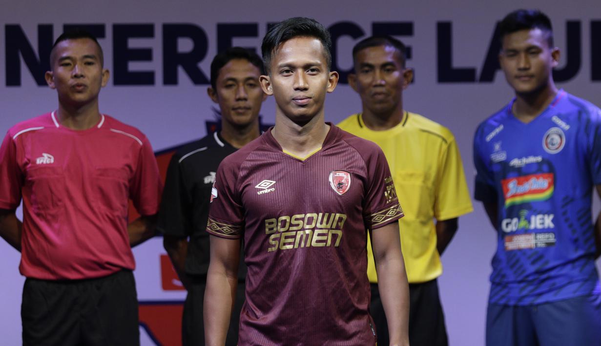 Pemain PSM Makassar, Muhammad Rahmat berpose saat Peluncuran Shopee Liga 1 di SCTV Tower, Jakarta, Senin (13/5). Sebanyak 18 klub akan bertanding pada Liga 1 mulai tanggal 15 Mei. (Bola.com/Vitalis Yogi Trisna)