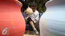 Penyandang disabilitas memperlihatkan karya lukis keramiknya di Museum Seni Rupa dan Keramik, Jakarta, Jumat (23/10). Kegiatan untuk meningkatkan kemampuan dan keterampilan seni bagi penyandang disabilitas . (Liputan6.com/Immanuel Antonius)