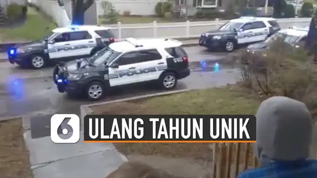 Rombongan mobil polisi tiba-tiba berhenti di depan anak-anak yang berkumpul di teras rumah.