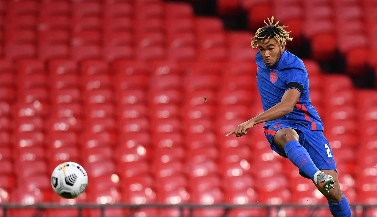 5. Reece James (20 tahun) - Reece James memiliki kemapuan dalam menjaga pertahanan dan membantu serangan dari sisi kanan. Pemain Chelsea ini dipastikan bakal memiliki masa depan cerah bagi timnas Inggris nantinya. (AFP/Ben Stansall/pool)