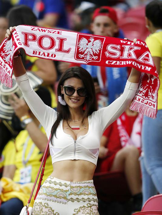 Fans cantik asal polandia membentangkan syal saat mendukung timnya melawan Kolombia pada laga grup H Piala Dunia 2018 di Kazan Arena, Kazan, Rusia, (24/6/2018). Kolombia menang 3-0 atas Polandia. (AP/Frank Augstein)