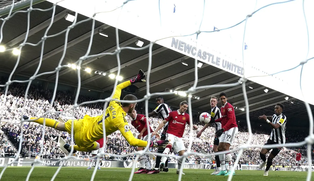 Dalam pertandingan melawan Newcastle United dalam pertandingan pekan ke-29 Liga Inggris 2022/2023 hanya David De Gea yang tampil baik mengawal gawang MU walaupun harus kebobolan dua kali. De Gea melakukan beberapa kali penyelamatan dari serangan lini depan Newcastle. (AP/PA/Owen Humphreys)