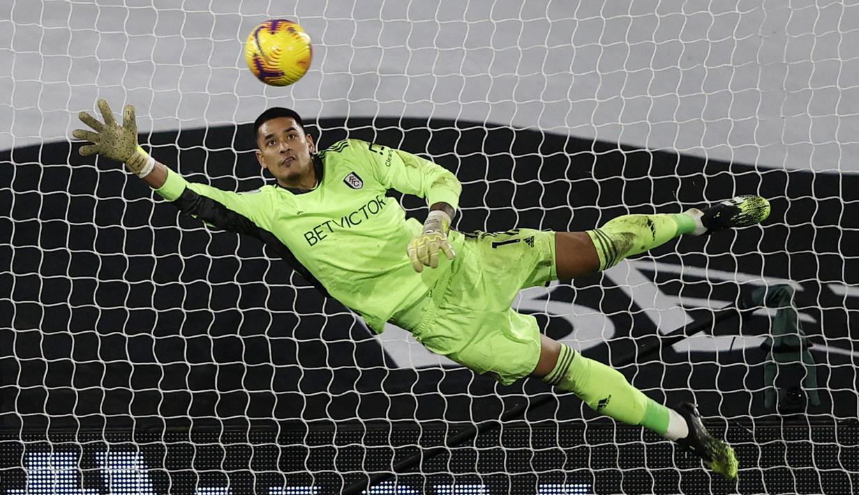 Alphonse Areola merupakan pemain PSG yang dipinjamkan ke Fullham pada musim lalu. Dirinya dinilai sebagai kiper yang mampu tampil konsisten di skuat The Cottagers. Musim ini ia kembali dipinjamkan menuju West Ham dan akan bersaing dengan kiper utama Lukasz Fabianski. (Foto: AFP/Pool/Adrian Dennis)