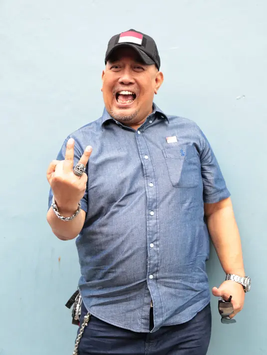 "Aku pengen kasih penghargaan misalnya pada orang yang nggak suka Warkop, itu kami perhatiin banget. Justru dari mereka kami belajar, itu misalnya. Ingin rasanya," lanjut Indro. (Adrian Putra/Bintang.com)