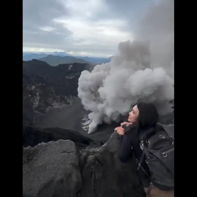 Viral Aksi Wanita Mendaki Gunung Dukono yang Lagi Erupsi Bikin Warganet Geram. foto: Twitter (X) @DolanIDN
