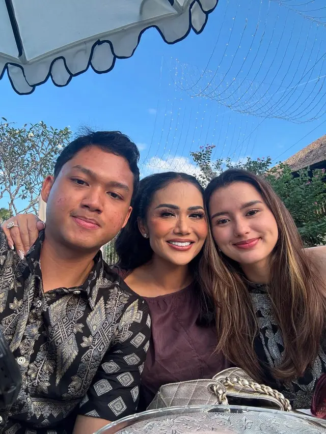 6 Gaya Batik Couple Azriel Hermansyah dan Sarah Menzel di Ultah Aurel ke-27