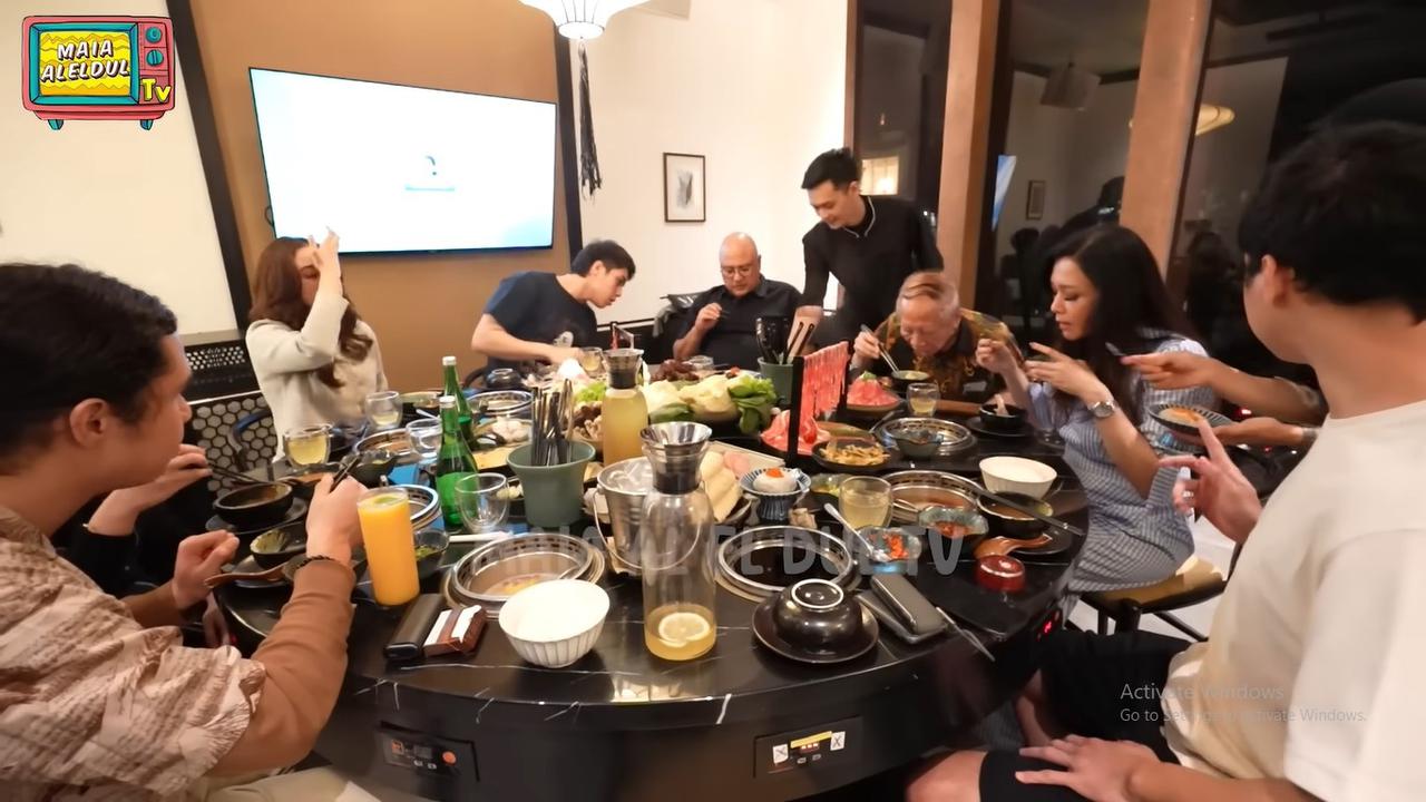 Perayaan Ultah Maia Estianty Dinner Bareng Suami, Orang Tua, Anak dan Calon Mantu yang Cantik-Cantik, Kumpul Semua!