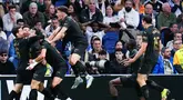 Pemain Valencia merayakan gol yang dicetak oleh Hugo Duro ke gawang Real Madrid pada laga pekan ke-30 La Liga di Stadion Santiago Bernabeu, Sabtu (5/4/2025). (AP Photo/Manu Fernandez)