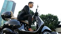 Pemain sinetron Istri Tercinta ini memang dikenal memiliki gaya santai di kesehariannya. Namun di beberapa momen Rezky Aditya tampil formal dengan mengenakan jas. Duduk di atas motor, penampilan Rezky pun tampak gagah.(Liputab6.com/IG/@thereal_rezkyadhitya)