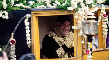 KGPAA Paku Alam X menaiki kereta kuda saat mengikuti kirab ageng di Yogyakarta, (7/1) .KGPAA Paku Alam X di nobatkan sebagai raja Kadipaten Pakualaman usai mengikuti upacara jumeneng dalem di Bangsal Sewotomo Puro Pakualaman.(Boy Harjanto)