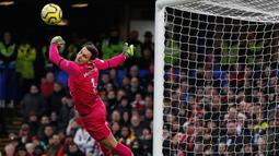 Kiper Southampton Alex McCarthy melakukan penyelamatan saat menghadapi Chelsea pada pertandingan Liga Inggris di Stamford Bridge, London, Kamis (26/12/2019). Southampton mengalahkan Chelsea 2-0.  (Adrian DENNIS/AFP)