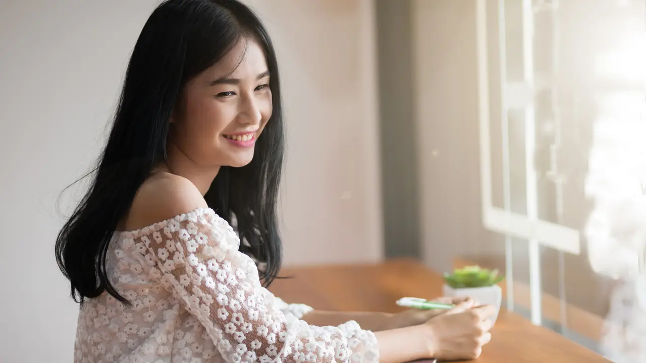 wanita februari duduk