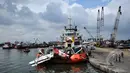 Bangkai  badan pesawat Airasia QZ8501 yang berhasil dievakuasi, Pelabuhan Tanjung Priok, Jakarta, Senin (2/3/2015). (Liputan6.com/Faizal Fanani)