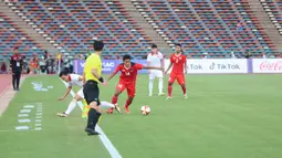 Gelandang Timnas Indonesia U-22, Fajar Fathur Rahman berusaha melewati seorang pemain Vietnam pada laga semifinal cabor sepak bola SEA Games 2023 di Olympic National Stadium, Phnom Penh, Kamboja, Sabtu (13/5/2023). (Bola.com/Abdul Aziz)