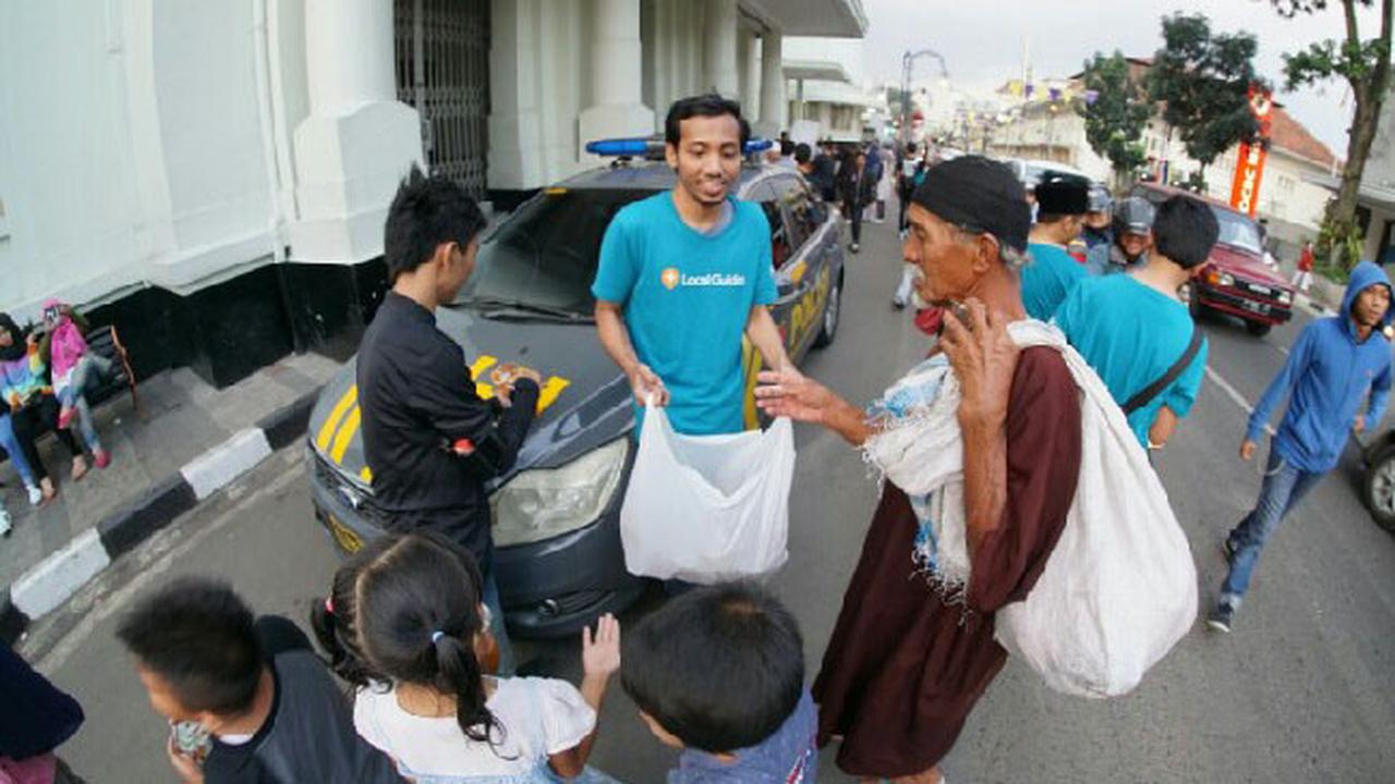 Bandung Local Guide Berbagi Takjil di Sekitar Museum KAA