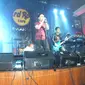 Grass Rock saat tampil sebagai bintang tamu di Koser "Find Our Love Again Tour 2018" Power Slaves, di Hard Rock Cafe, Jakarta (9/8). (Liputan6.com/Edu Krisnadefa)