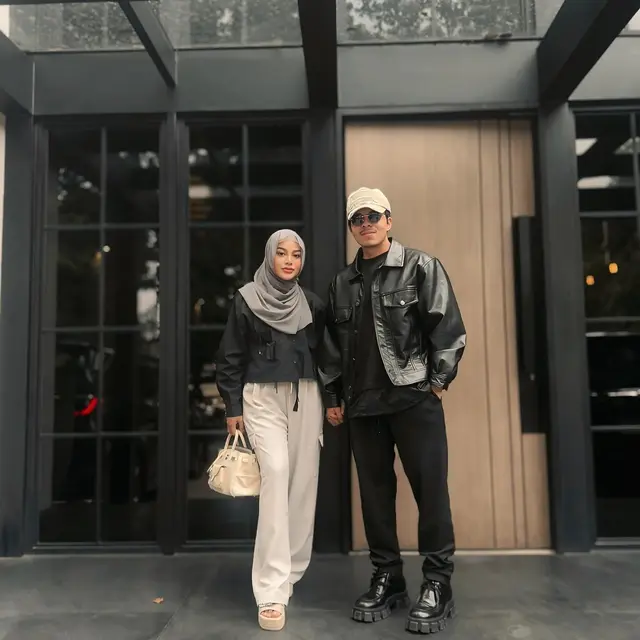 6 Potret Gaya Hijab Terbaru Aurel Hermansyah, Dikritik karena Menerawang