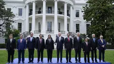 Presiden Joko Widodo (kelima kanan) bersama Presiden AS Joe Biden (tengah) dan Pemimpin Asia Tenggara dari Perhimpunan Bangsa-Bangsa Asia Tenggara (ASEAN) foto keluarga untuk KTT Khusus ASEAN-AS di Halaman Selatan Gedung Putih di Washington, DC pada 12 Mei 2022. (AP Photo/Susan Walsh)