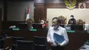 <p>Surya Darmadi berada dalam ruang sidang menjalani sidang pembacaan dakwaan di Pengadilan Tindak Pidana Korupsi (Tipikor), Jakarta, Kamis (8/9/2022). Surya Darmadi juga didakwa melakukan tindak pidana pencucian uang (TPPU) dengan membeli sejumlah aset dari hasil korupsinya. (Liputan6.com/Herman Zakharia)</p>