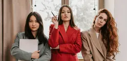 ilustrasi perempuan bekerja sombong/Photo by Vlada Karpovich/Pexels