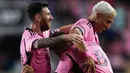 Pemain Inter Miami, Jordi Alba (tengah) melakukan selebrasi bersama Lionel Messi (kiri) dan Luis Suarez (kanan) setelah mencetak gol kemenangan timnya ke gawang Atlanta United pada laga leg pertama semifinal Wilayah Timur Piala Major League Soccer (MLS) Amerika yang berlangsung di Chase Stadium, Fort Lauderdale, Florida, Sabtu (26/10/2024) WIB. (AFP/Rich Storry)