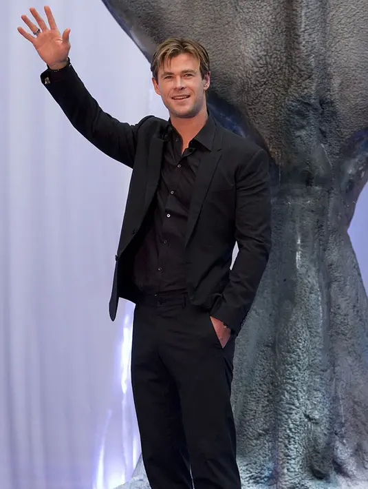 "Ketika syuting aku benar-benar kurus, aku menurunkan pola makanku menjadi 500, 600, 700 kalori per hari selama tiga hingga empat minggu. Itu sangat tidak nyaman, kami sama-sama dalam kesengsaraan," papar Hemsworth. (via dailymail.co.uk)