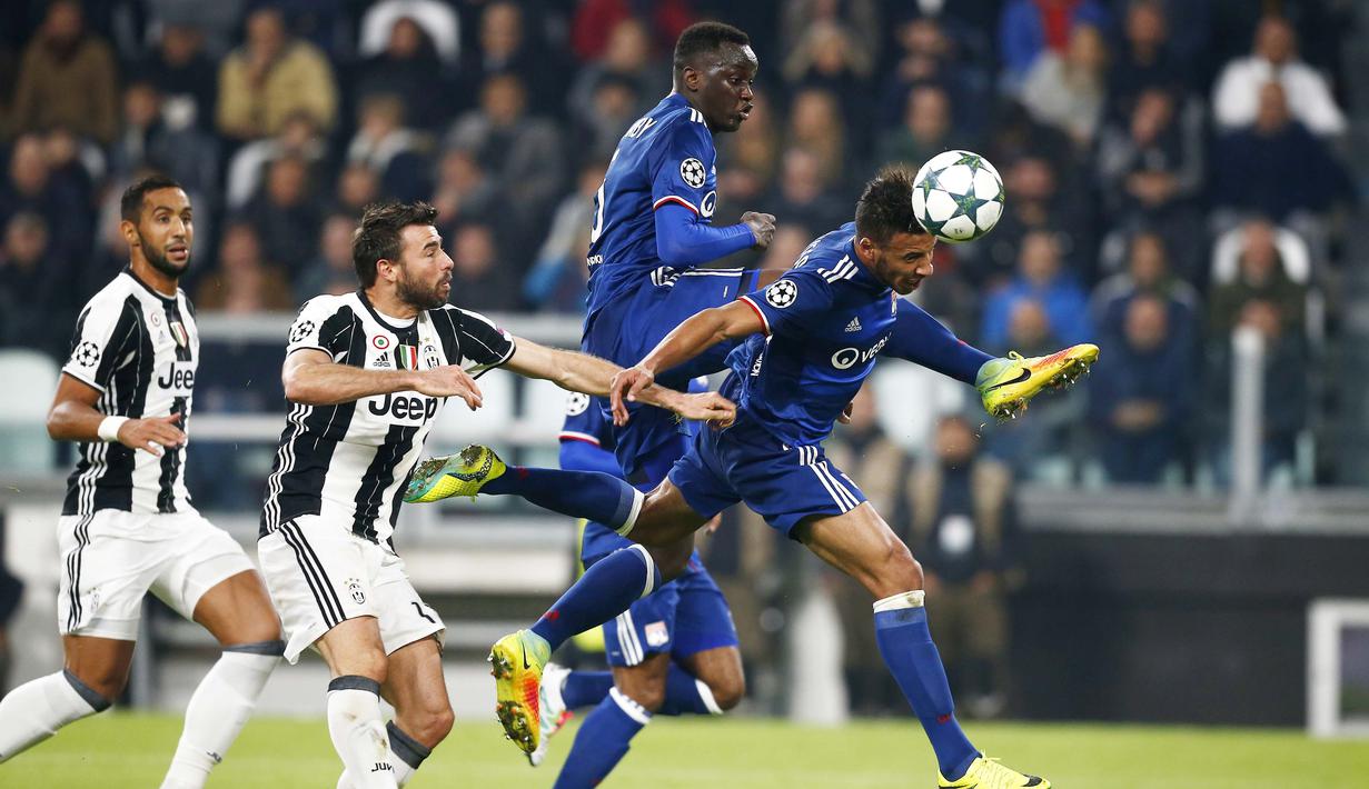 Pemain Lyon, Corentin Tolisso (kanan) mencetak gol lewat sundulan ke gawang Juventus pada laga grup H Liga Champions di Juventus stadium, Turin, (2/11/2016). (AFP/Marco Bertorello)