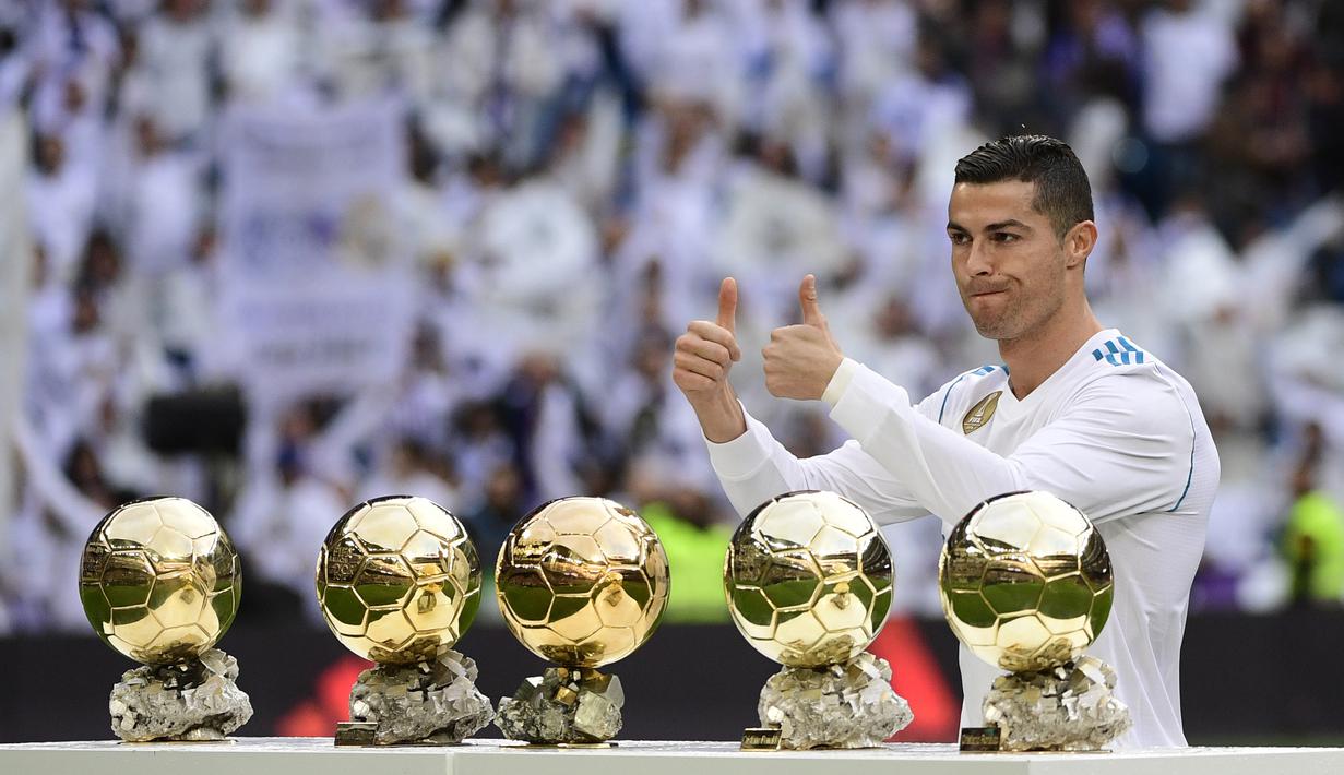 Ronaldo meraih gelar kelima Ballon d'Or atau sama dengan raihan Lionel Messi. (AFP/Pierre-Phileppe Marcou)