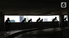 Warga mengayuh sepedanya di rampa spiral gedung parkir pusat perbelanjaan Kuningan City, Jakarta, Minggu (22/10/2020). Kegiatan ini untuk meningkatkan kebugaran dan imunitas tubuh di tengah pandemi COVID-19. (Liputan6.com/Herman Zakharia)