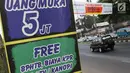 Salah satu spanduk iklan penjualan properti yang menghiasi ruas jalan di kawasan Cibubur, Jakarta, Minggu (26/8). Kebanyakan spanduk yang mempromosikan perumahan mewah ini ilegal dinilai menyalahi aturan. (Liputan6.com/Immnuel Antonius)