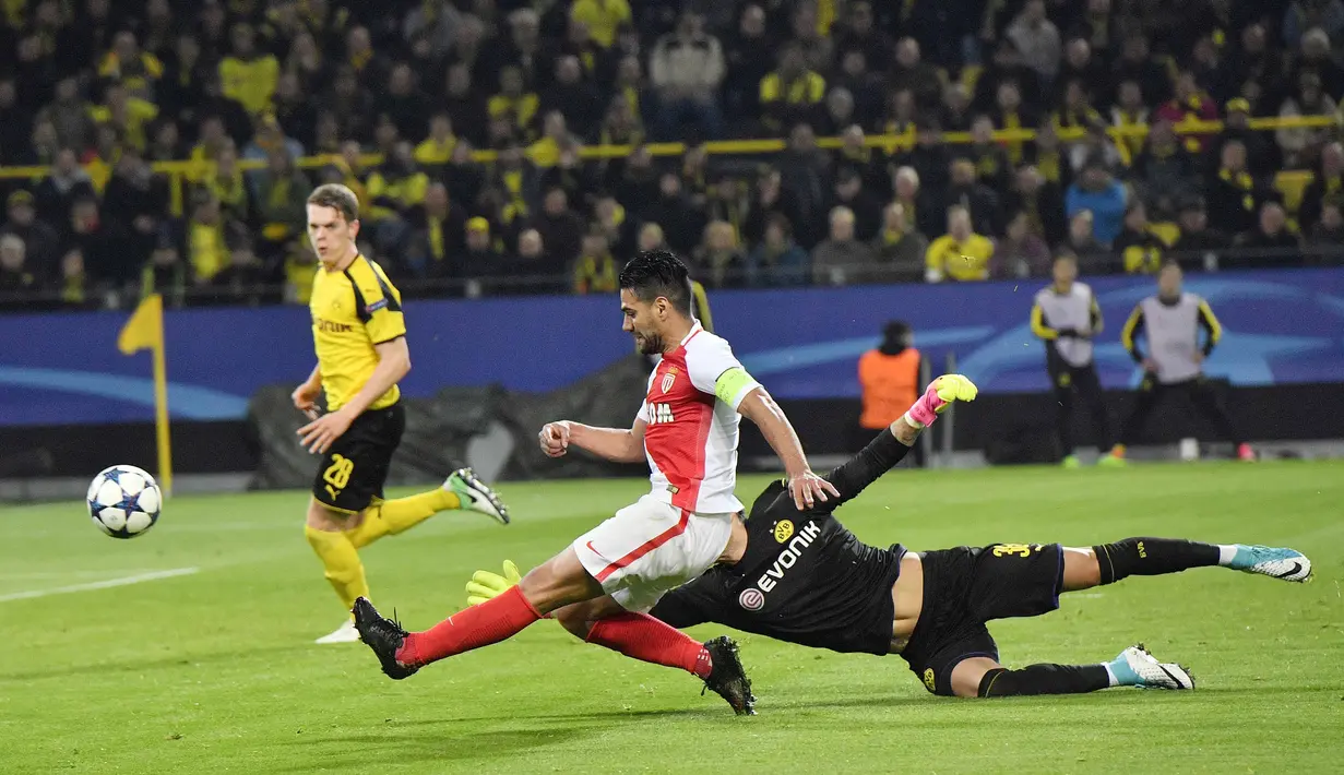 Pemain AS Monaco, Radamel Falcao mendapat adangan kiper Dortmund pada laga leg pertama perempatfinal Liga Champions di Stadion Signal Iduna Park, Dortmund,  (12/4/2017). Dortmund kalah 2-3. (AP/Martin Meissner)