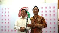 Usai rapat tertutup di Kantor PB IDI, Jakarta, kemarin (30/10/2019), Menkes Terawan dan Ketua IDI Daeng M Faqih saling merangkul dan tersenyum. (Liputan6.com/Fitri Haryanti Harsono)
