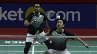 Mohammad Ahsan/Hendra Setiawan ke perempat final Indonesia Open 2019 setelah mengalahkan ganda Jerman, Mark Lamsfuss/Marvin Seidel, 21-16, 21-17, di Istora, Senayan, Jakarta, Kamis (18/7/2019). (Bola.com/Yoppy Renato)