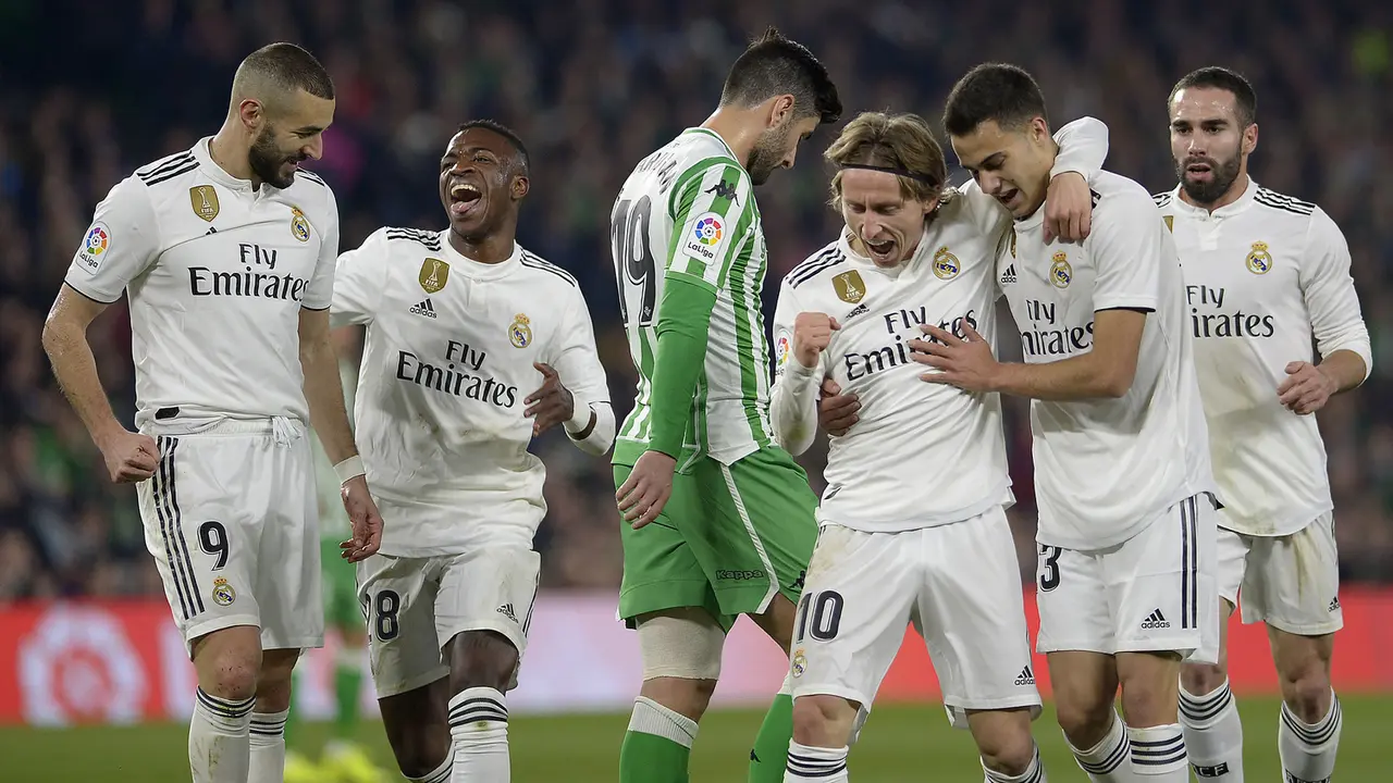 Foto: Perban di Tangan Kanan Karim Benzema Bukan Gaya-gayaan, Jadi Inspirasi Apparel Ternama Rilis Film Pendek Hand of Gold