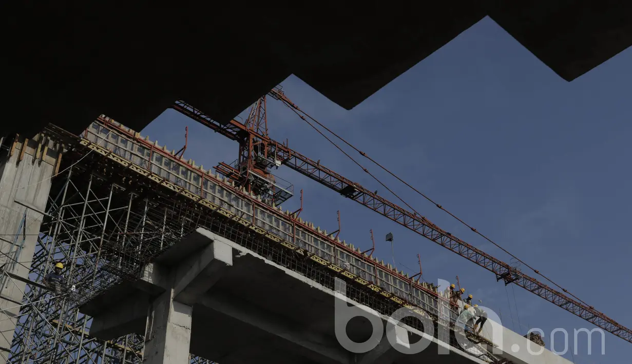 Suasana pengerjaan renovasi kolam renang di Komplek SUGBK. Perombakan tersebut meliputi penambahan lintasan renang serta pemasangan atap. (Bola.com/M Iqbal Ichsan)