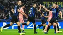 Para pemain Inter Milan merayakan gol yang dicetak Mauro Icardi ke gawang Barcelona pada laga Liga Champions di Stadion San Siro, Milan, Selasa (6/11). Kedua klub bermain imbang 1-1. (AFP/Miguel Medina)