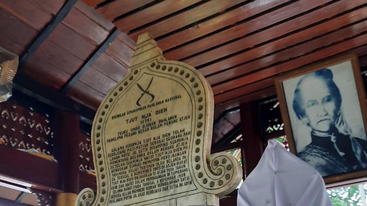 Makam Cut Nyak Dien, di Komplek pemakaman  Gunung Puyuh, Desa Sukajaya, Kecamatan Sumedang, Kabupaten Sumedang, Jawa Barat.