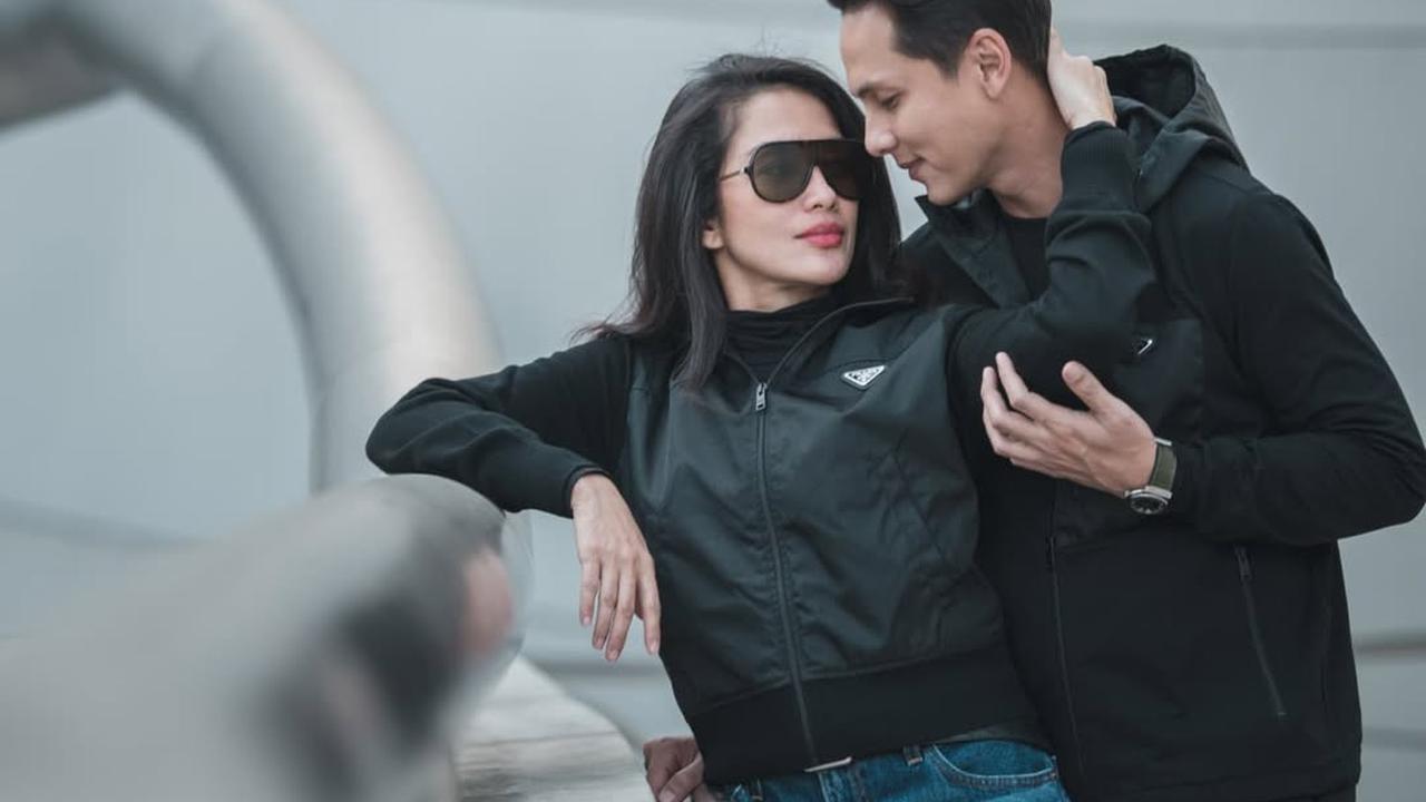 Rayakan Anniversary ke-13, Ussy Sulistiawaty Unggah Momen Mesra dengan Andhika Pratama