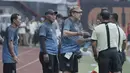 Pelatih PSM, Robert Rene Alberts, melakukan protes kepada wasit saat pertandingan melawan Persija pada laga Liga 1 di Stadion Patriot, Bekasi, Selasa  (15/8/2017). Persija bermain imbang 2-2 dengan PSM. (Bola.com/M Iqbal Ichsan)