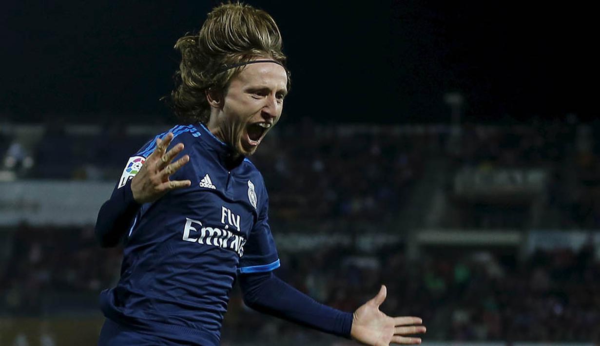 Kegembiraan gelandang Real Madrid, Luka Modric usai membobol gawang Granada pada laga La Liga di Stadion Nuevo Los Carmenes, Spanyol, Minggu (7/2/2016). Granada takluk 1-2 dari Real Madrid. (Reuters/Marcelo Del Pozo)
