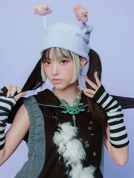 Para member seperti menampilkan ekspresinya masing-masing. Haerin contohnya yang makin imut dan chic dengan look ini. [Instagram.com/newjeans_official]