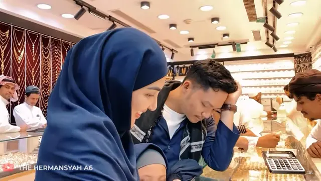 Azriel Beli Cincin Emas Untuk Sarah Menzel