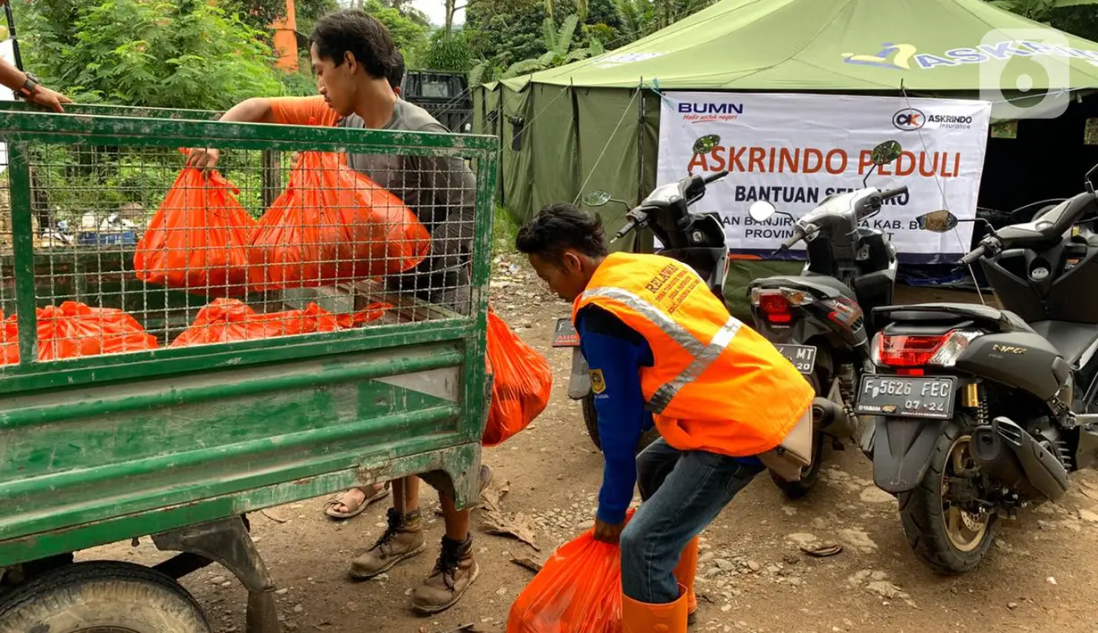 Relawan Yalisa mendistribusikan logistik dan obat-obatan untuk warga terdampak banjir di Desa Kalong Sawah Kecamatan Jasinga, Kabupaten Bogor, Sabtu (4/1/2020). Sinergi BUMN mendirikan Posko BUMN Peduli yang difokuskan mendorong logistik dan obat-obatan. (Liputan6.com/HO/Iqbal)