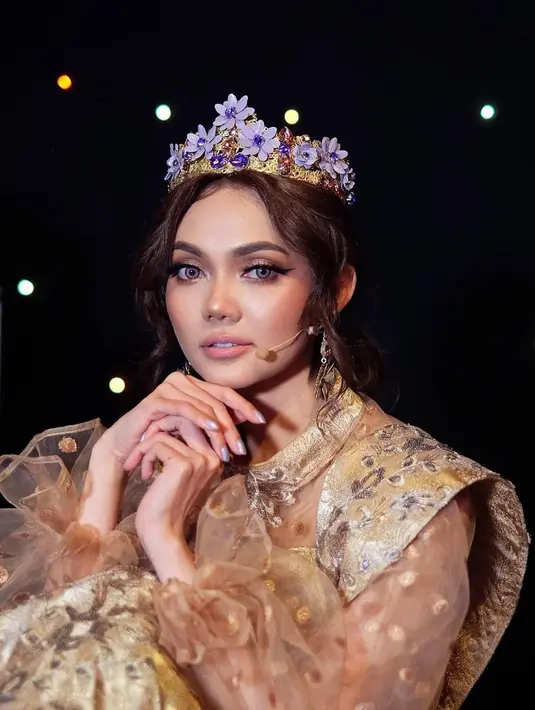 Bak dewi, Rina Nose tampil sangat cantik dengan gaya makeup boldnya. Disempurnakan dengan outfit dan hiasan kepala berupa mahkota bunga, Rina Nose menampilkan makeup bernuansa nude yang pas dan serasi secara keseluruhan. [Foto: Instagram/rinanose16]