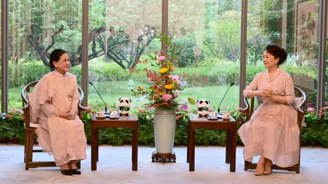 Gaya Iriana Jokowi dan Istri Presiden China, Peng Liyuan Kompak Kenakan Dress Beige Layaknya Bestie