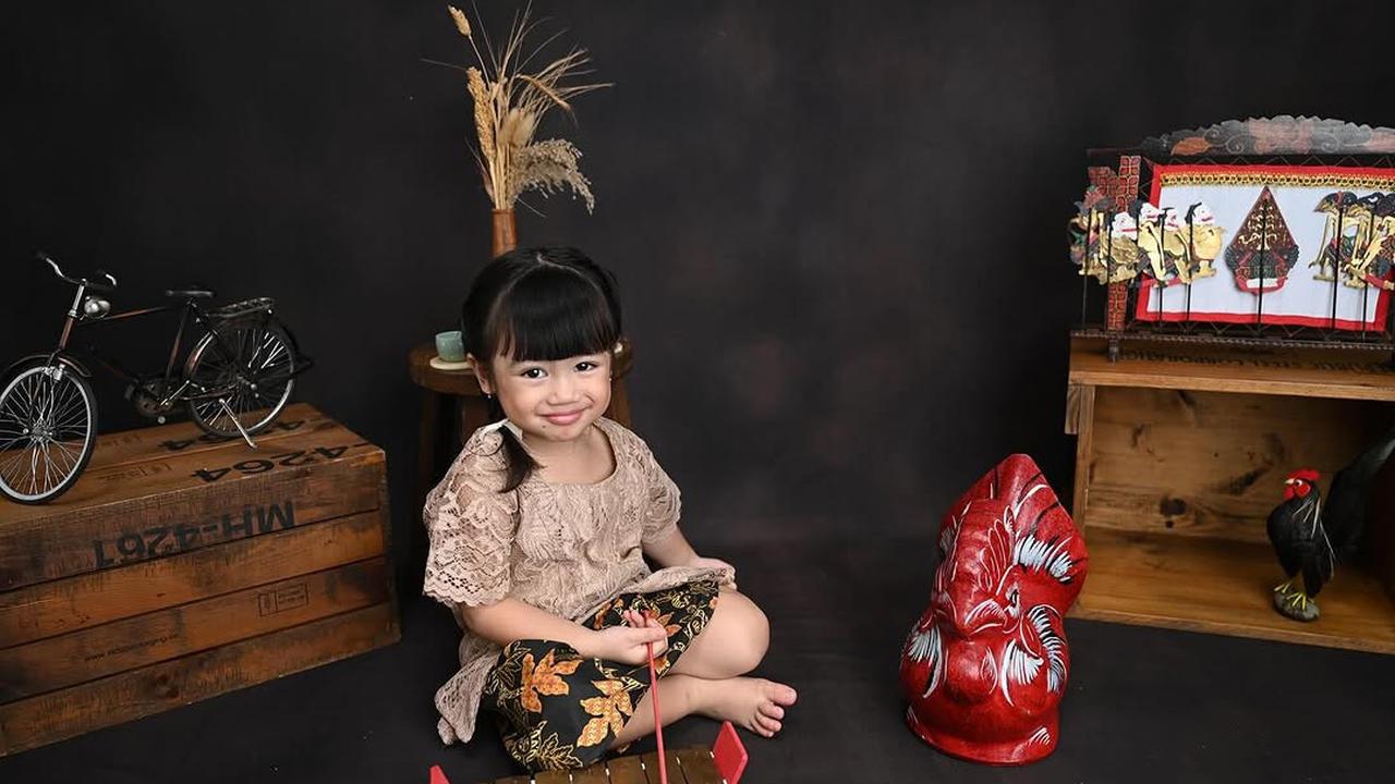Potret Terbaru Dua Anak Felicya Angelista dan Caesar Hito dengan Baju Jawa, Super Lucu