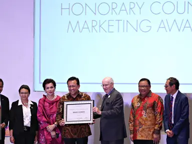 Ketua DPD RI Irman Gusman (keempat kiri) didampingi para menteri menerima penghargaan Honorary Country Marketing Award dari Philip Kotler dalam acara The First ASEAN Marketing Summit 2015, Jakarta, Jumat (9/10/2015). (Liputan6.com/Immanuel Antonius)