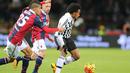 Pemain Juventus, Juan Cuadrado, berusaha melepaskan diri dari kawalan pemain Bologna dalam laga Serie A Italia di Stadion Renato Dall'Ara, Bologna,Sabtu (20/2/2016) dini hari WIB. (EPA/Giorgio Benvenuti)