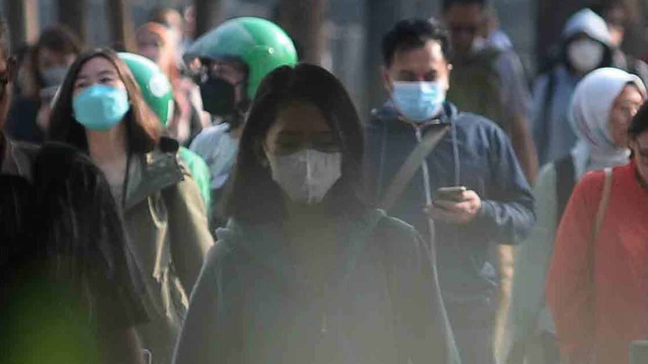 FOTO: Udara DKI Jakarta Semakin Buruk, Warga Diimbau Pakai Masker saat Beraktivitas di Luar Ruangan